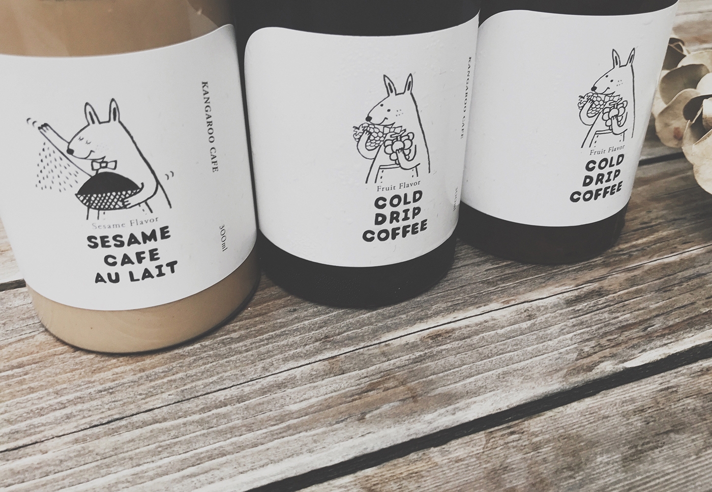 黑巧克力、水果風味、芝麻歐蕾三種不同的咖啡包裝設計