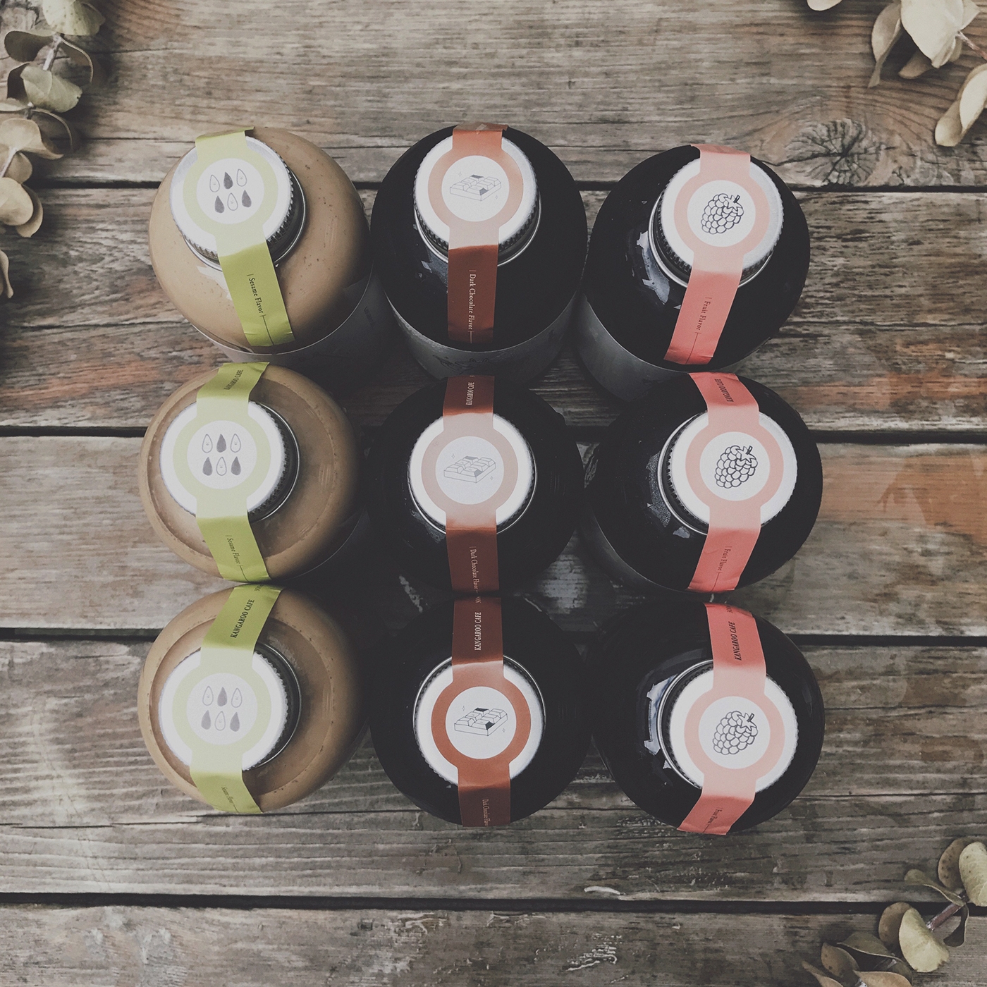 黑巧克力、水果風味、芝麻歐蕾三種不同的咖啡包裝設計